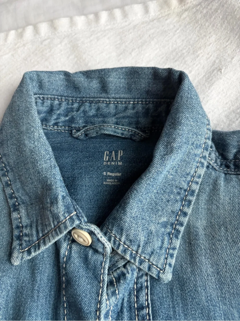GAP Denim Button-Up Jacket size small kids , in Light Blue
